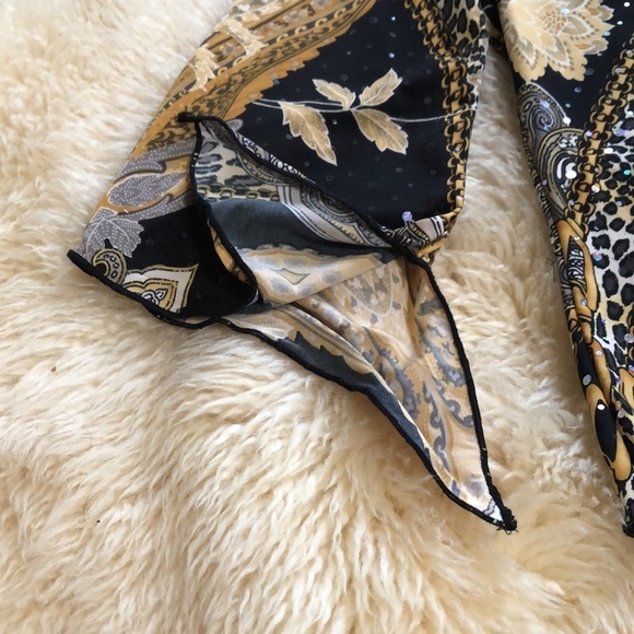 Black n gold v neck top size PM - Picture 5 of 7